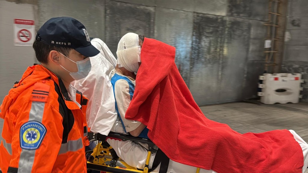 救人的工友耳部受傷清醒，亦被送往聯合醫院救治。