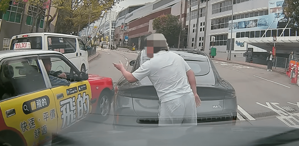 該名男司機將車停在路中間，有的士司機與其理論。（網上相片）