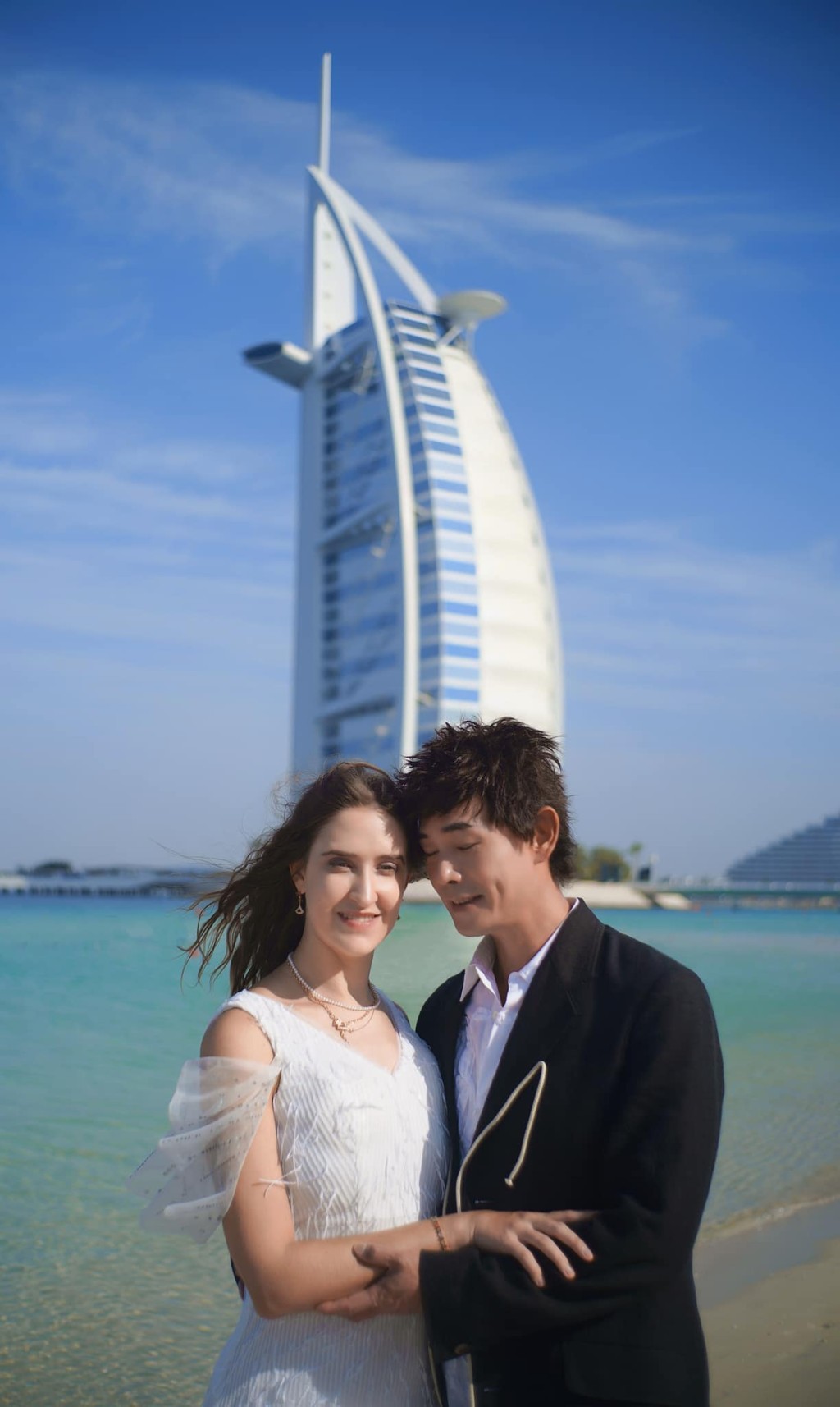 一對新人在杜拜著名景點帆船酒店影婚紗相。
