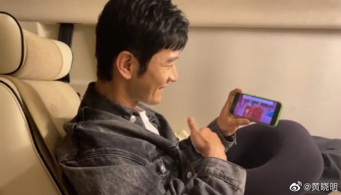 坐車時緊張睇比賽。