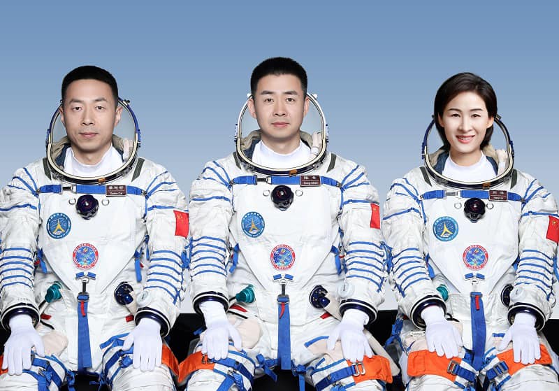 神舟十四号三名航天员陈冬、刘洋、蔡旭哲在中国太空站问天实验舱介绍了他们的工作实况，还进行了多个实验，为大家上了一堂太空科普课。网上图片