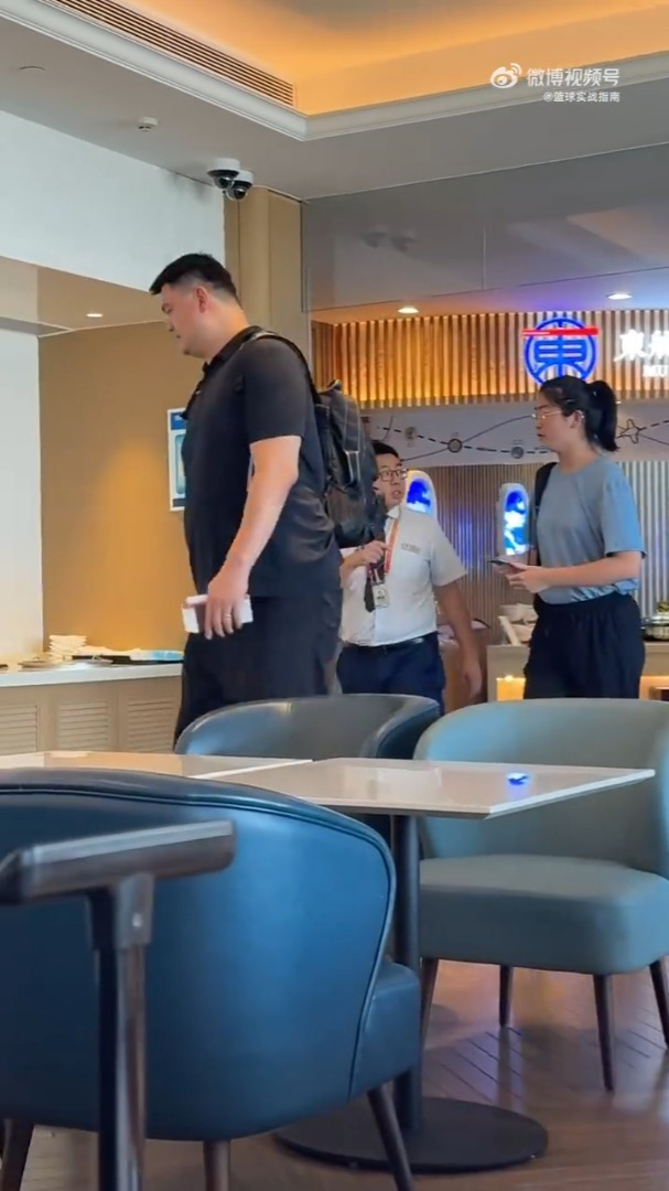 姚明父女入貴賓室。 姚明父女入貴賓室。