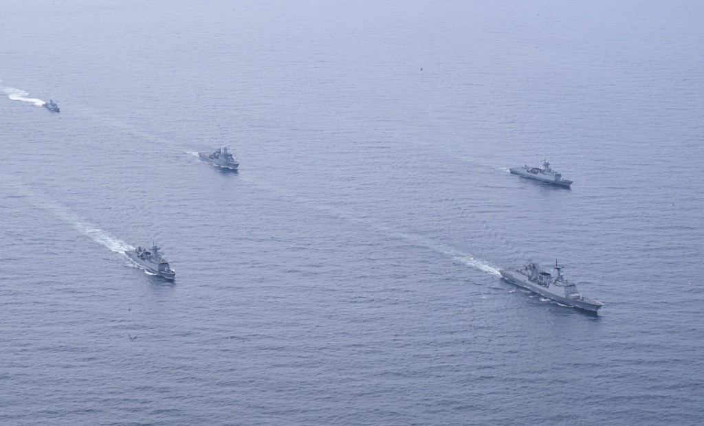 一名海軍士兵在東海執行巡邏任務期間失蹤，或漂流至北方界線以北的海域。路透社