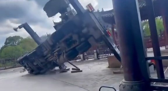 吊臂車失去平衡而翻倒。抖音@零下八十四度半 吊臂車失去平衡而翻倒。抖音@零下八十四度半