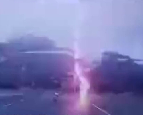一道閃電落下打在騎電單車男子身邊約兩米的路面上。(網圖)