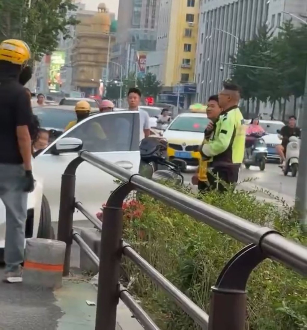 湖南開門殺女司機嘴硬拒認錯，外賣哥交警面前開車撞報復。X