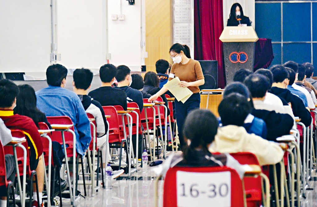 中學文憑試考試費連續3年上調，明年文憑試中英文科考試費將上調21元至718元。