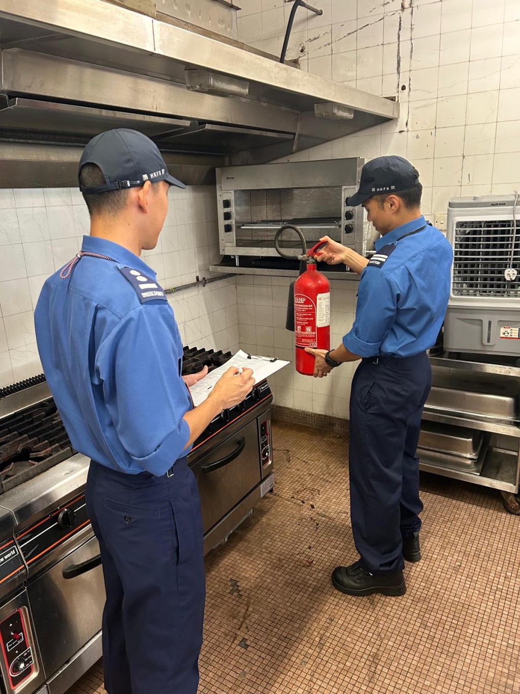 註冊消防工程師將可為食店等牌照申請人提供消防安全風險評估及發出證明書的服務。目前所有有關消防安全的評估均由消防處完成。香港消防處圖片
