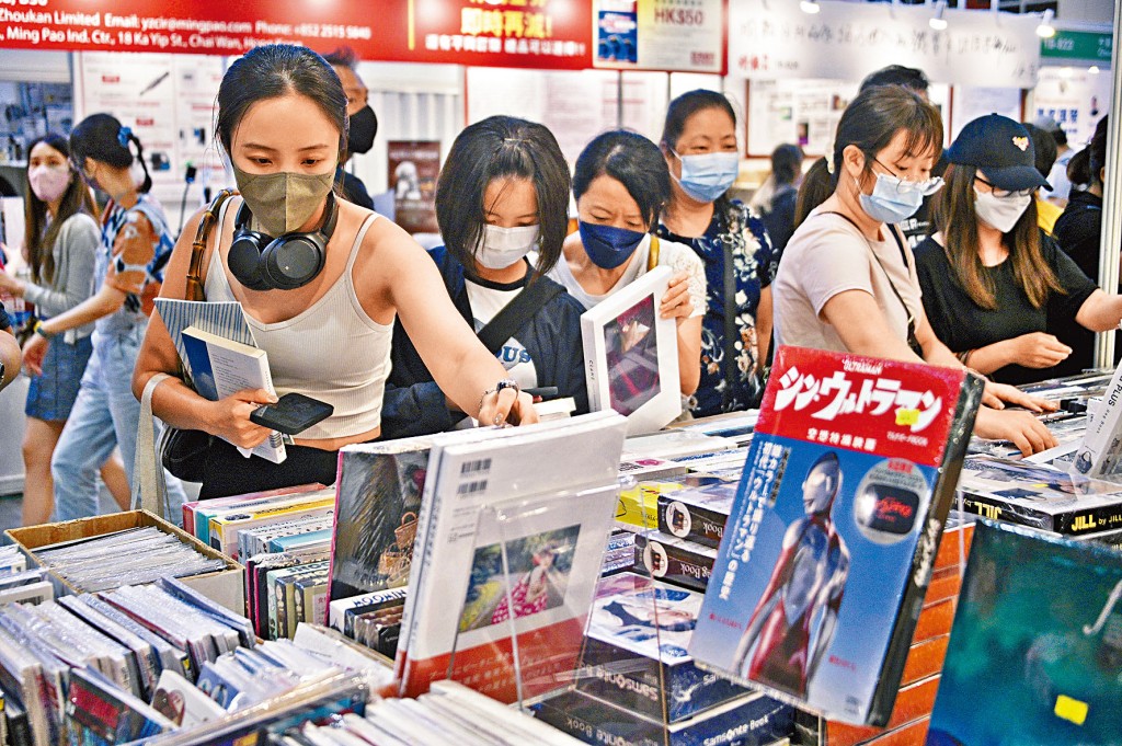 書展最後一天，書商促銷，書迷落力「掃貨」，買心頭好。