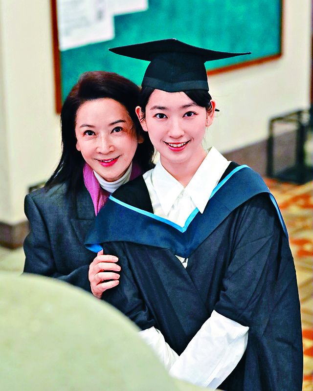 龔慈恩本月出席愛女林愷鈴畢業禮。 龔慈恩本月出席愛女林愷鈴畢業禮。