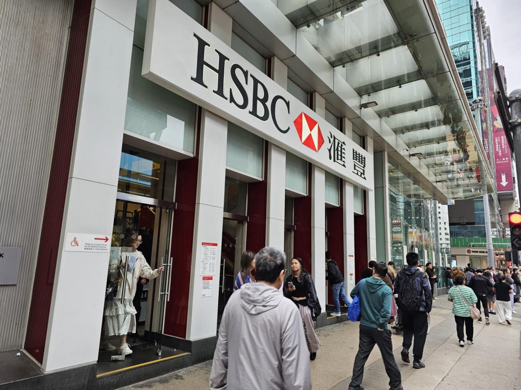 現場為旺角彌敦道亞皆老街交界滙豐分行。