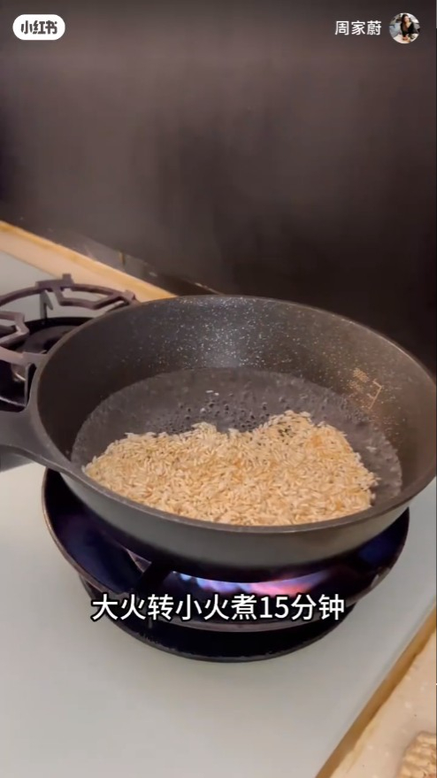 之後將大米放入熱水轉細火再煮。