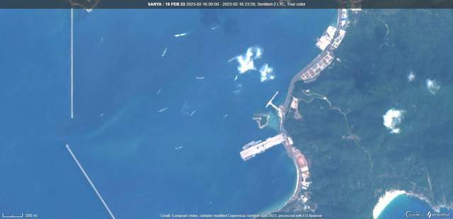卫星照片显示「山东舰」16日在母港，周围有多艘战舰集结。