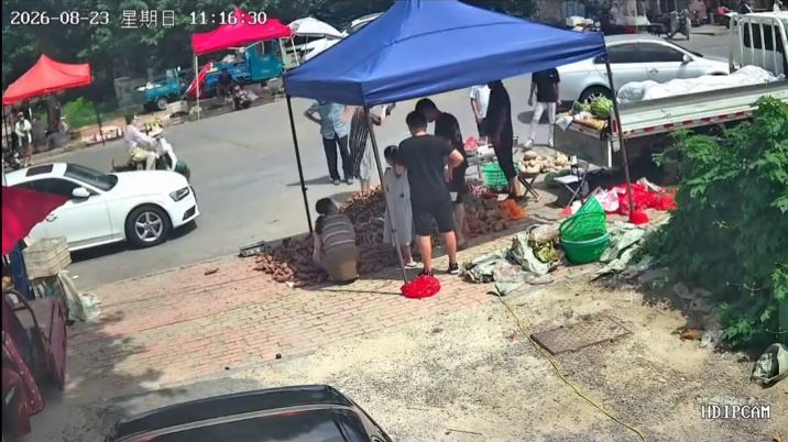 山東悍婦在水果檔掟西瓜洩憤後，被揭發違法駕套牌車。