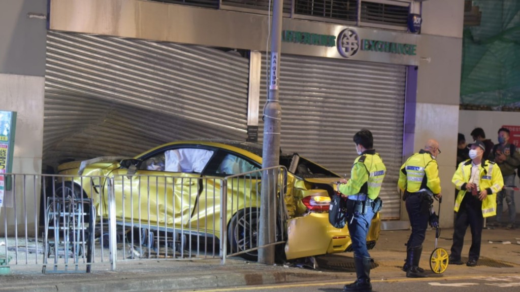 當晚私家車剷上行人路造成2死2傷。資料圖片