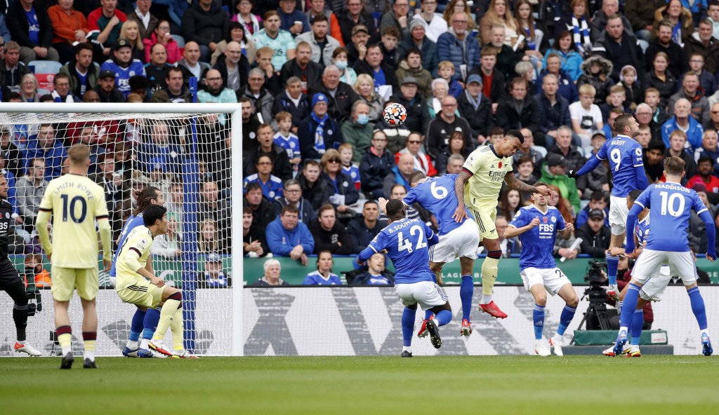 加比爾馬加希斯(右四)接應沙卡開出角球，頭槌攻門直飛遠柱入網，阿仙奴先開紀錄。REUTERS