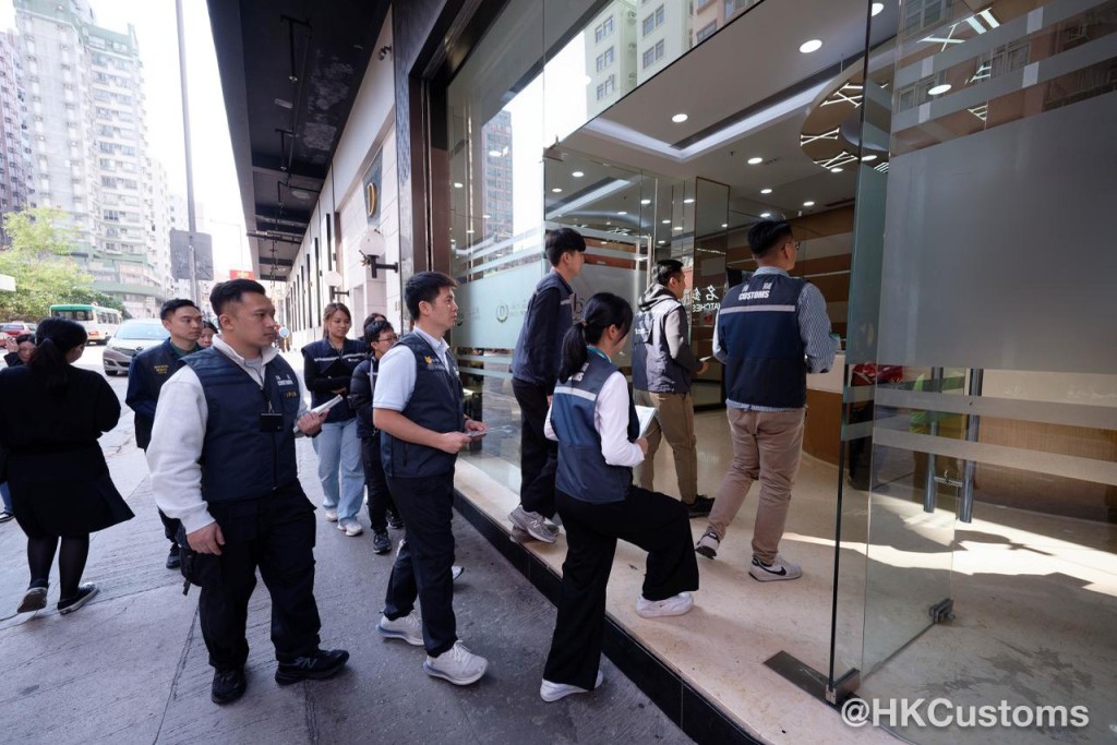 海關與旅監局於尖沙咀、紅磡及土瓜灣等多個旅客熱門購物地點進行巡查。香港海關fb圖片