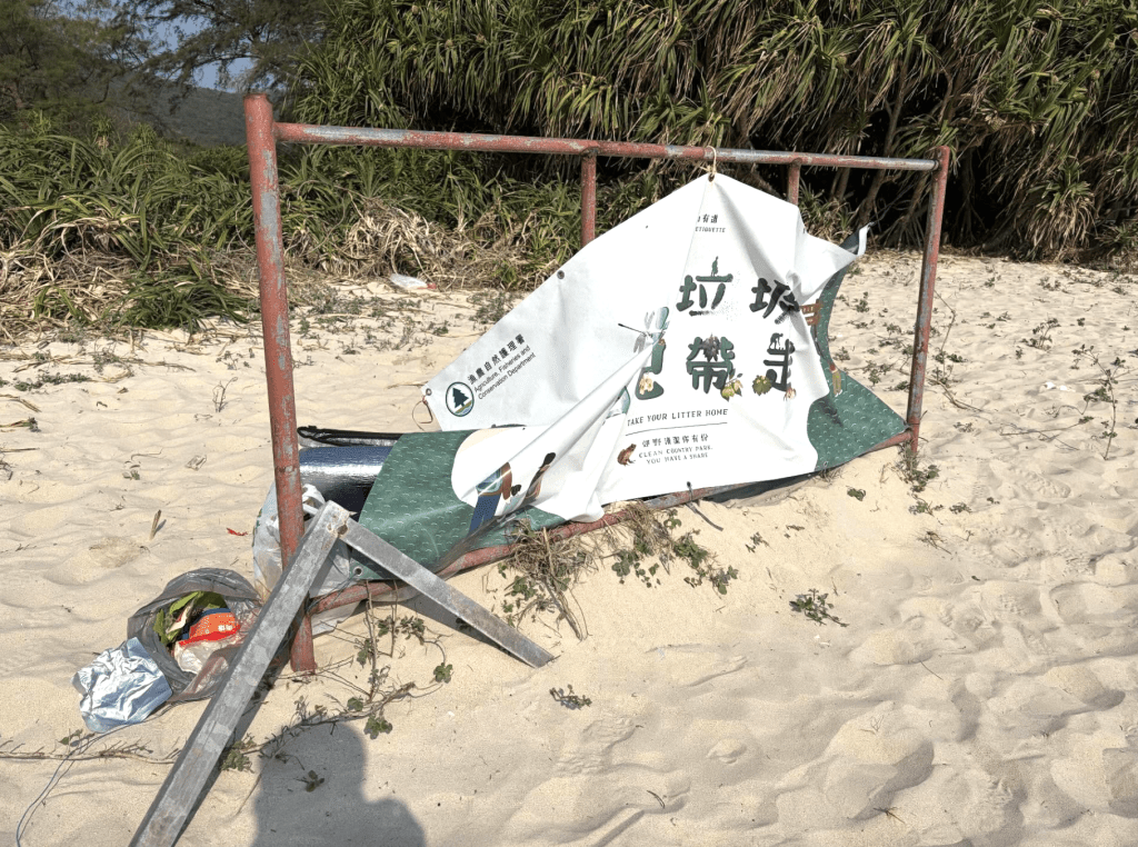 在「垃圾帶走」的海報旁，被放置了一袋垃圾。Threads@charlie_chfan