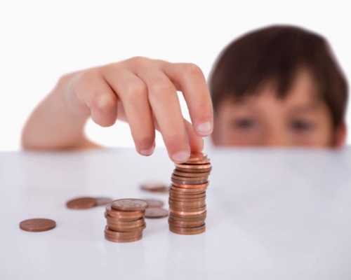 美國一名母親要求自己7歲的兒子要完成家務，才有錢繳付「租金」。 （網上圖片）