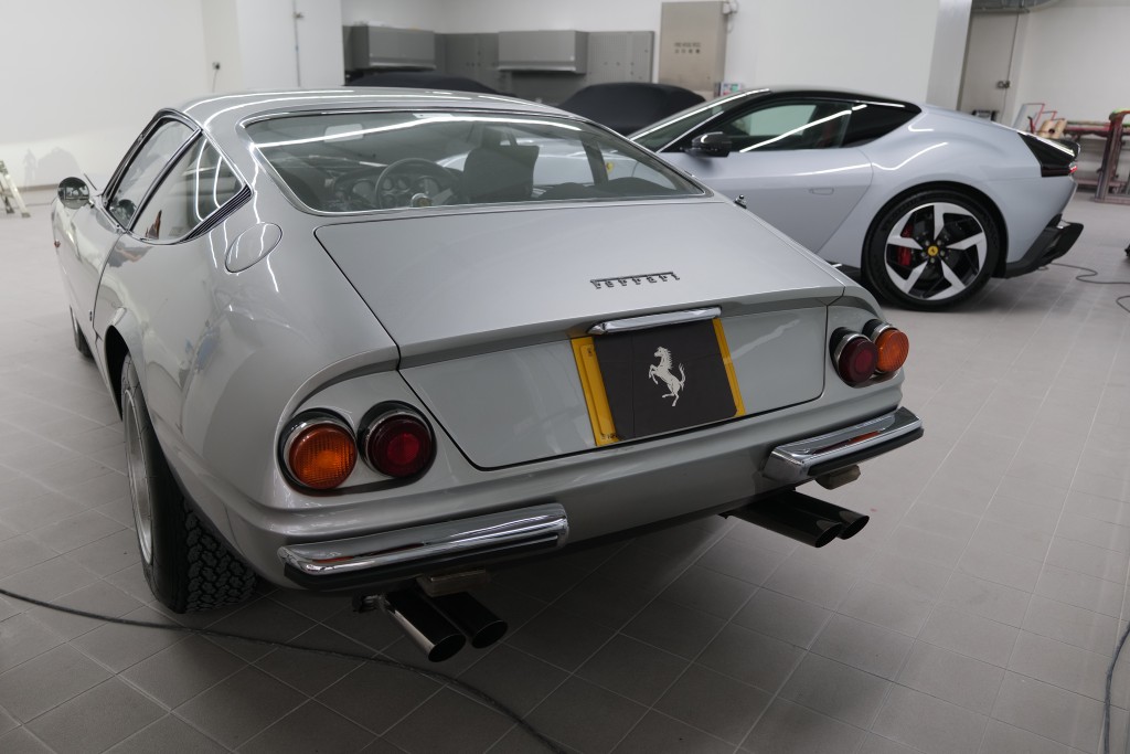 法拉利Ferrari 12Cilindri香港發表，代理特別找來一輛1973年365GTB/4 Daytona同場展出。