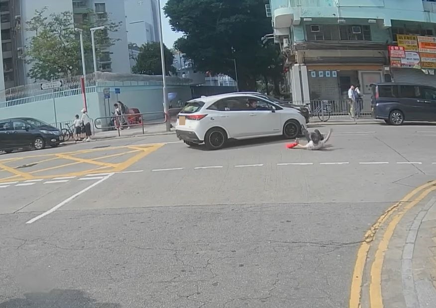 女事主被撞跌滚地受伤。fb车cam L（香港群组）影片截图