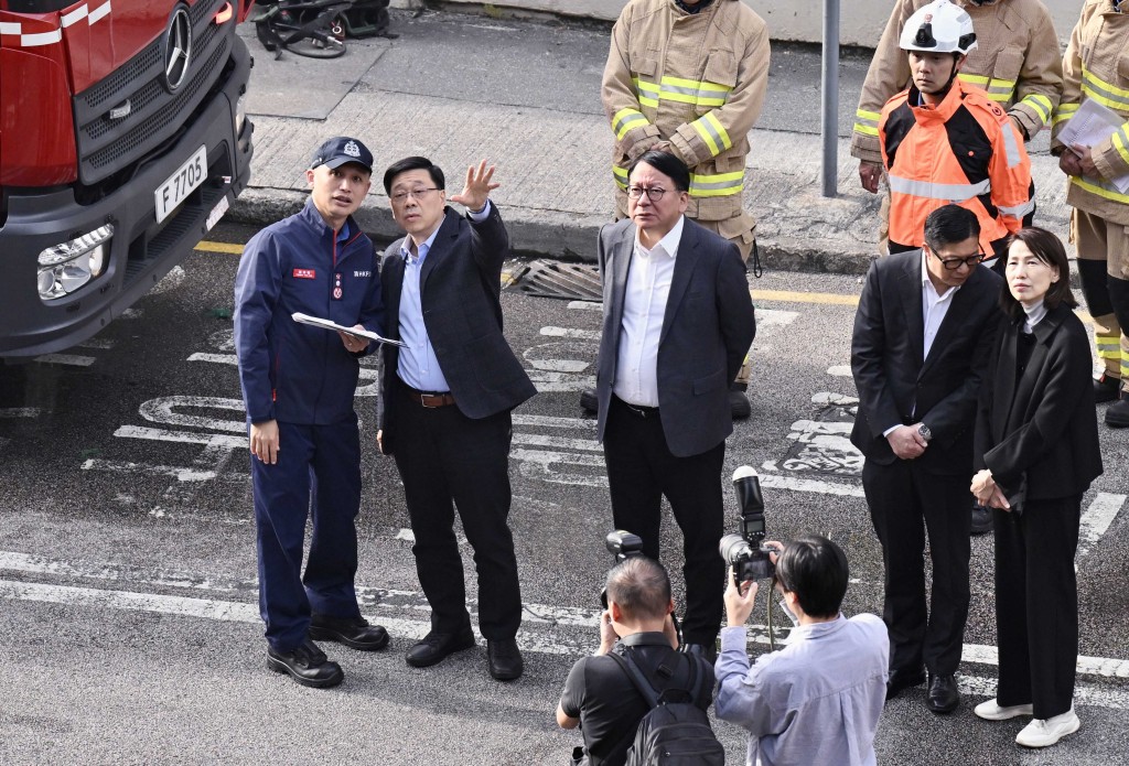 特首李家超今日下午3时半左右在官员陪同下视察灾场。刘骏轩摄 特首李家超今日下午3时半左右在官员陪同下视察灾场。刘骏轩摄