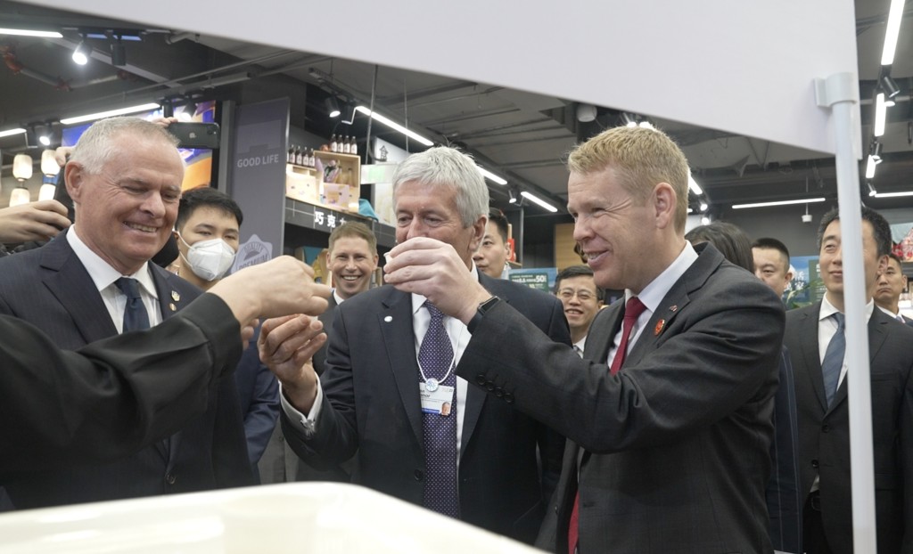 纽西兰总理希普金斯在天津超市的纽西兰货品区驻足。 CGTN