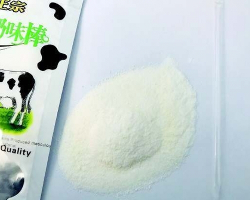 學生課後買零食,正流行一元一袋的「白粉」,倒在纸上用吸管吸着吃,令家長反感。(網圖)
