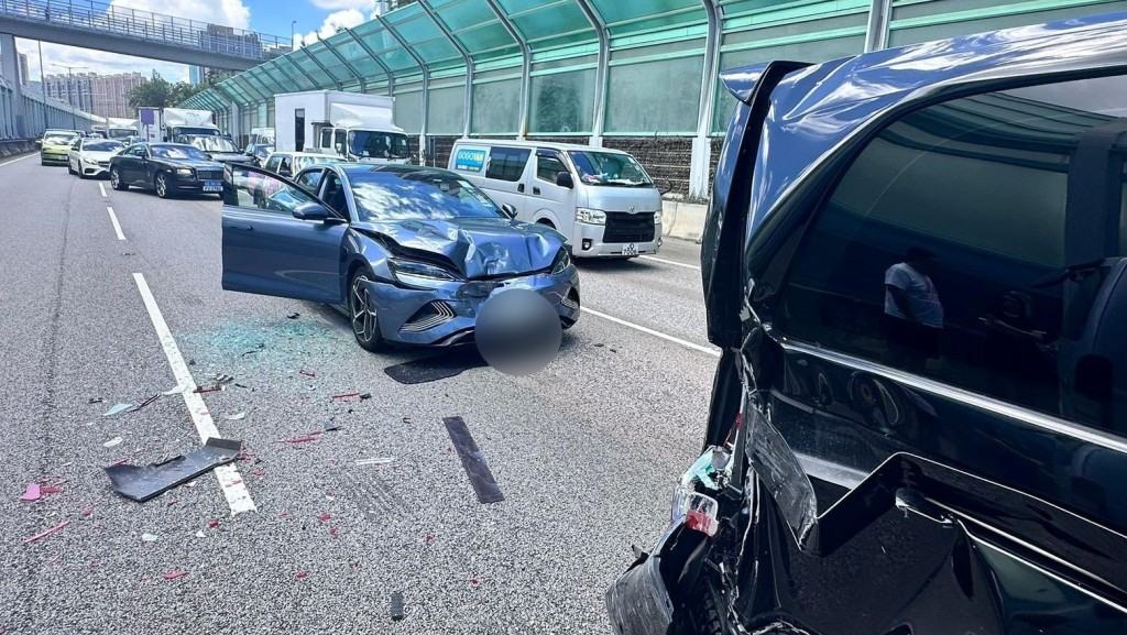 私家車損毀嚴重。網上圖片 私家車損毀嚴重。網上圖片