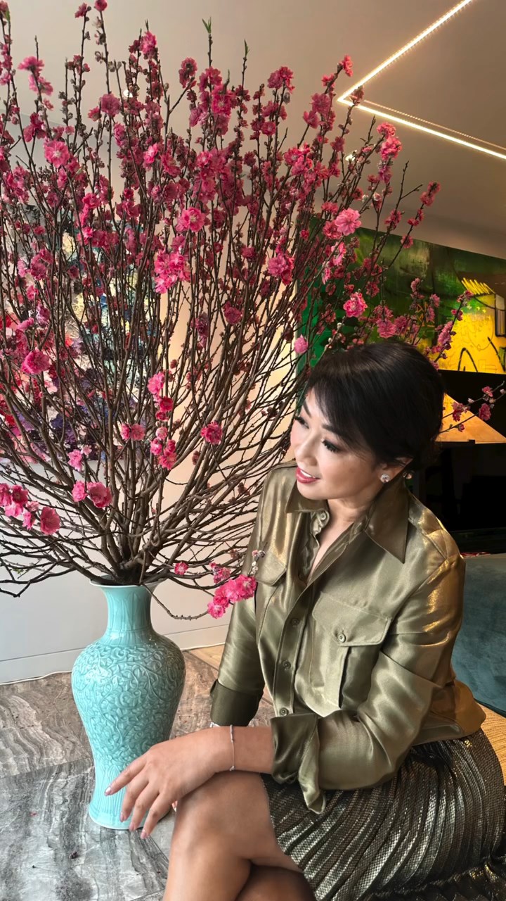 孫譽文擁有烏黑長髮，保養得宜。