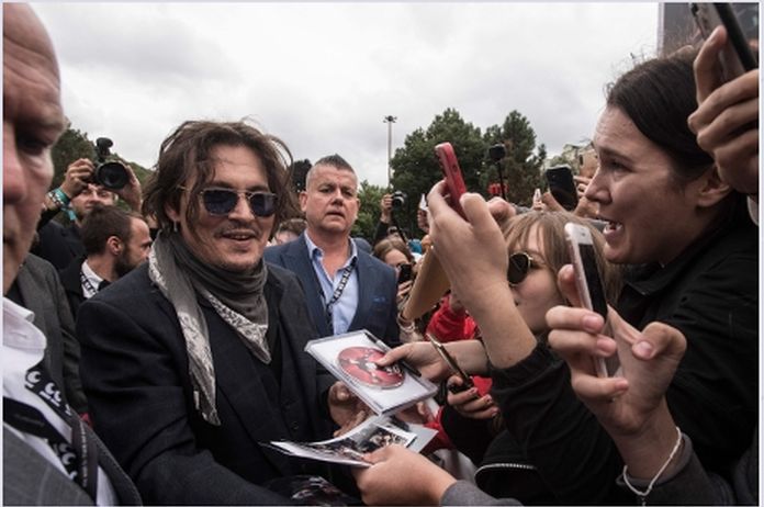 尊尼特普大受影迷歡迎。