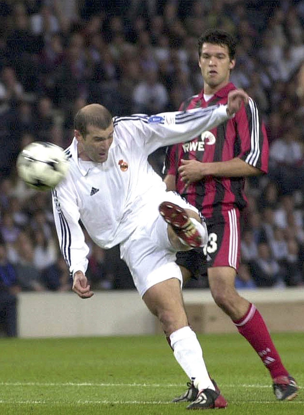 2002年欧联决赛，施丹在波历克面前射入金球。AP资料图片