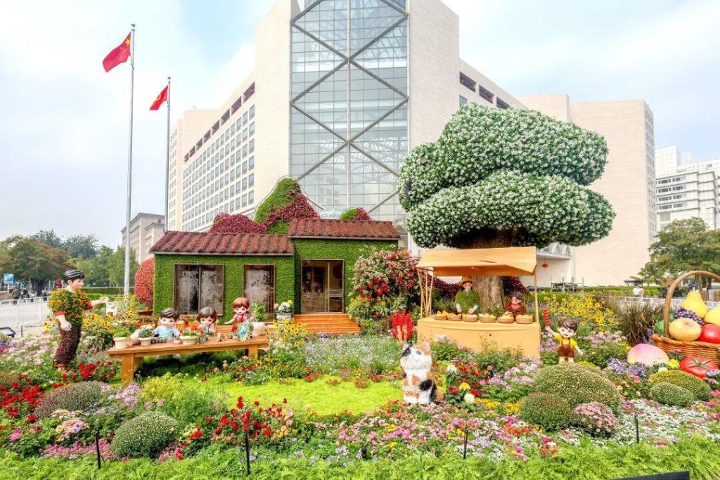 10组不同主题的立体花坛，分布北京长安街沿路，成为国庆打卡热点。央视