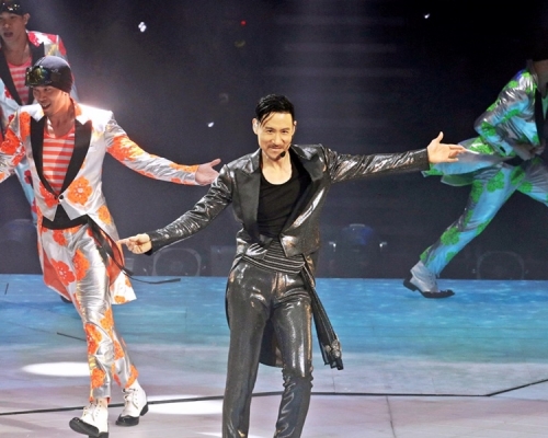 許女把自己關在房間裡、手上捧著張學友(圖)的照片傻笑。資料圖片