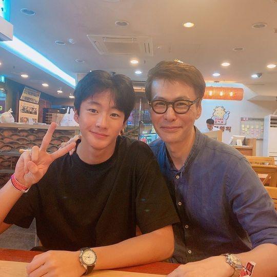 RIIZE其中一名成員Anton（右）是韓國著名音樂人尹尚，與演員沈惠珍的兒子。