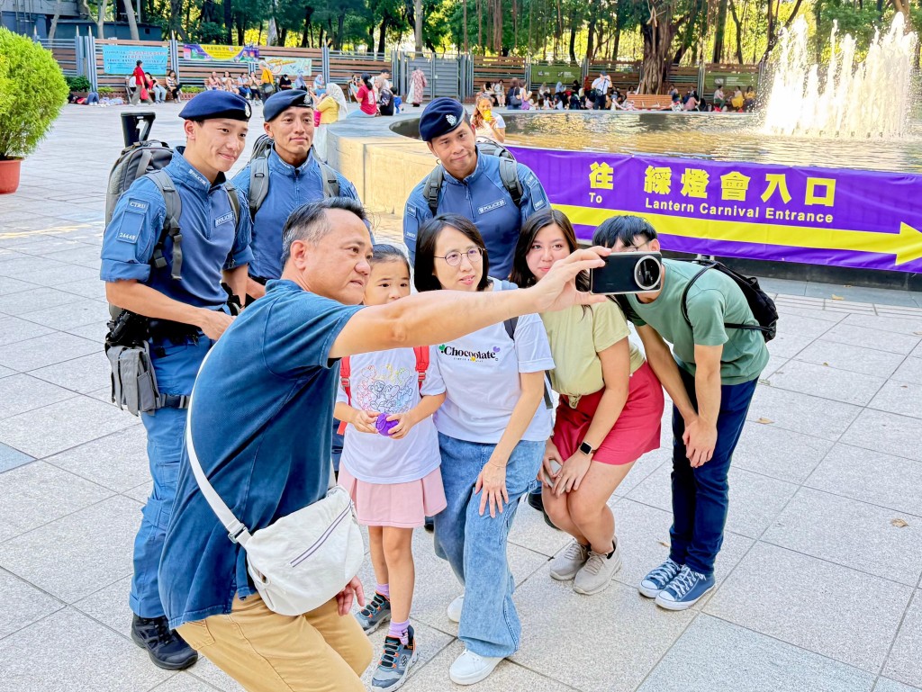 警員與市民互動合照。