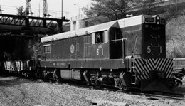 而柴油机车，亦称「内燃机车」，以柴油引擎驱动，51至55号柴油机车为首5架在香港使用的柴油机车，全在澳洲制造，1955年抵港正式投入服务。图为首台柴油电动火车头（第51号「葛量洪爵士」）在九铁（英段）运行。（九广铁路公司网页图片）