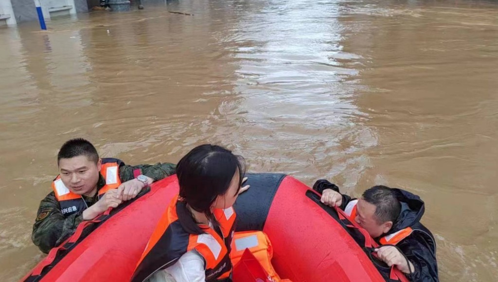 广东多条河流出现洪水。