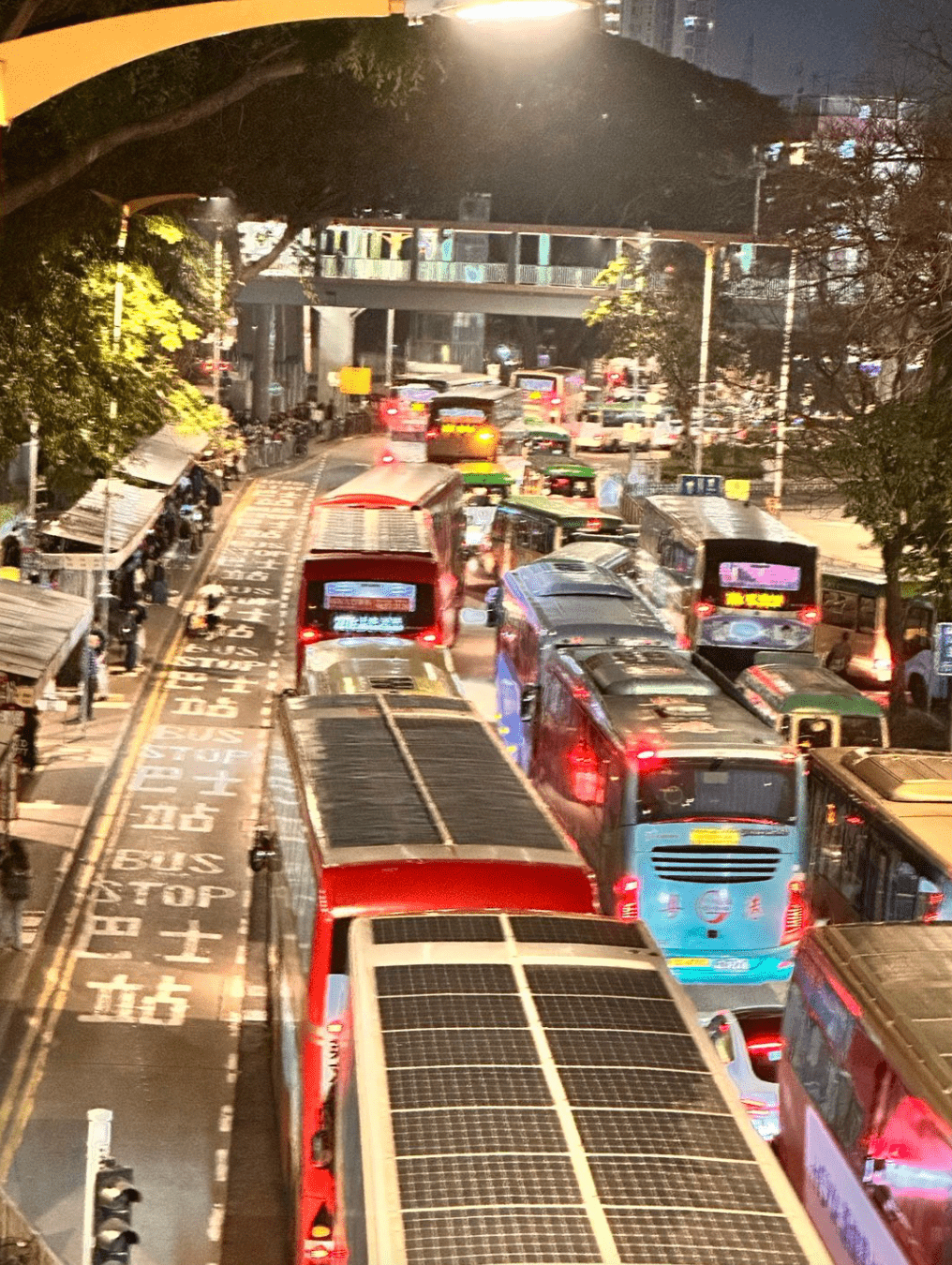 受路面擠塞影響，小巴站及巴士站均出現候車人龍。Threads@priscillatangny