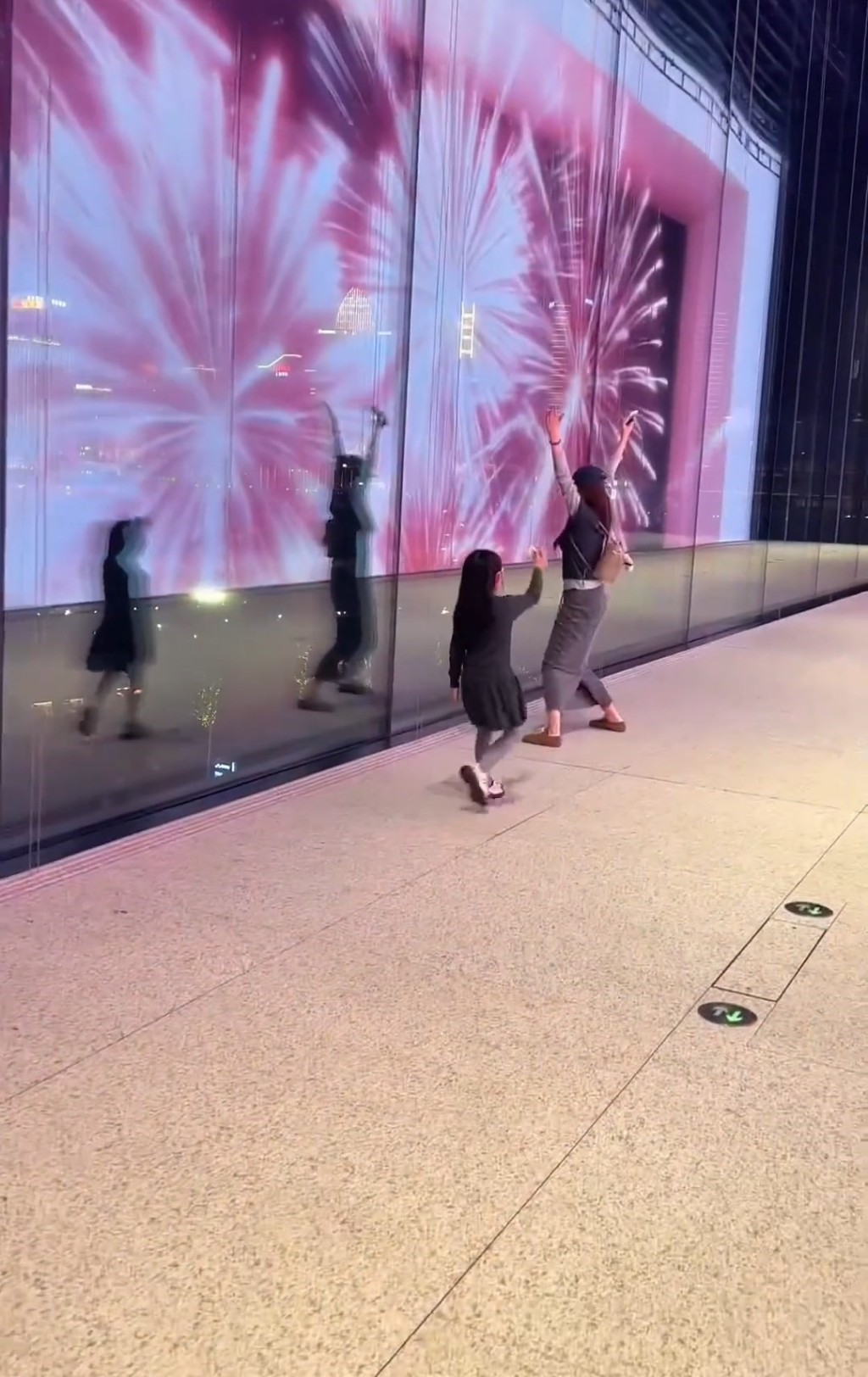 母女旅游上海浦东美术馆期间，在幕墙后忘情跳剪影舞。微博@小怂包