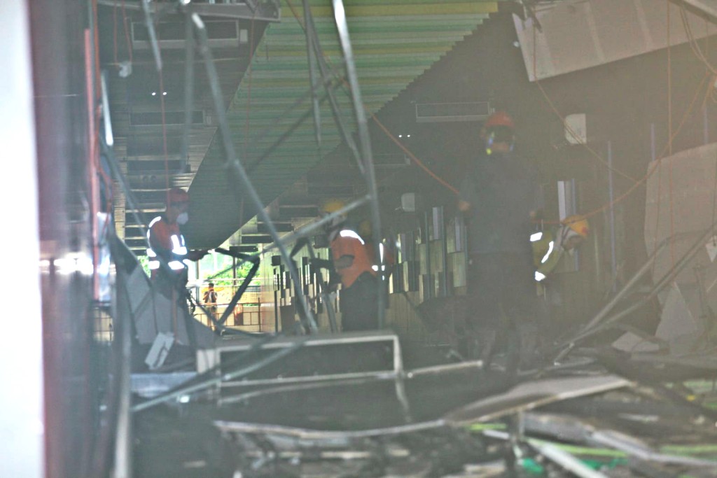 工人在場進行修復。