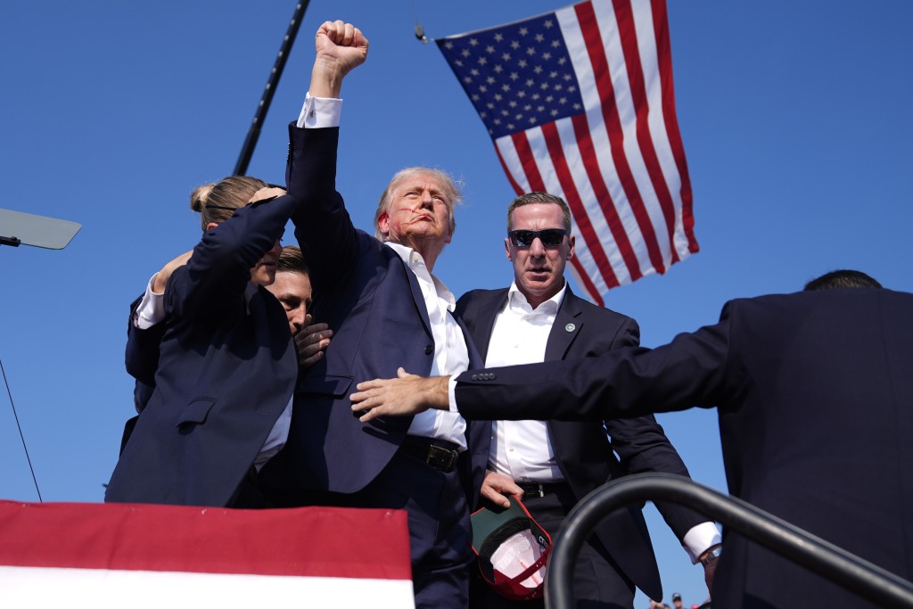 这张特朗普遇刺受伤后，在国旗下振臂的照片成为经典照。美联社