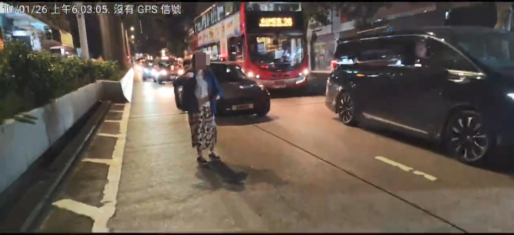 女子向Tesla司機揮拳施襲。網上片段截圖