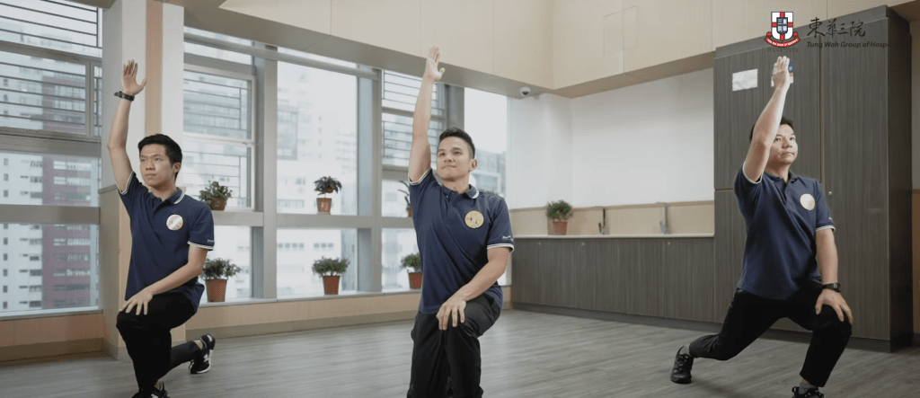 第四式分腿蹲,右腳向前踏出弓步,提高左手再踏後返回原位,相反亦然。(圖片由東華三院提供)