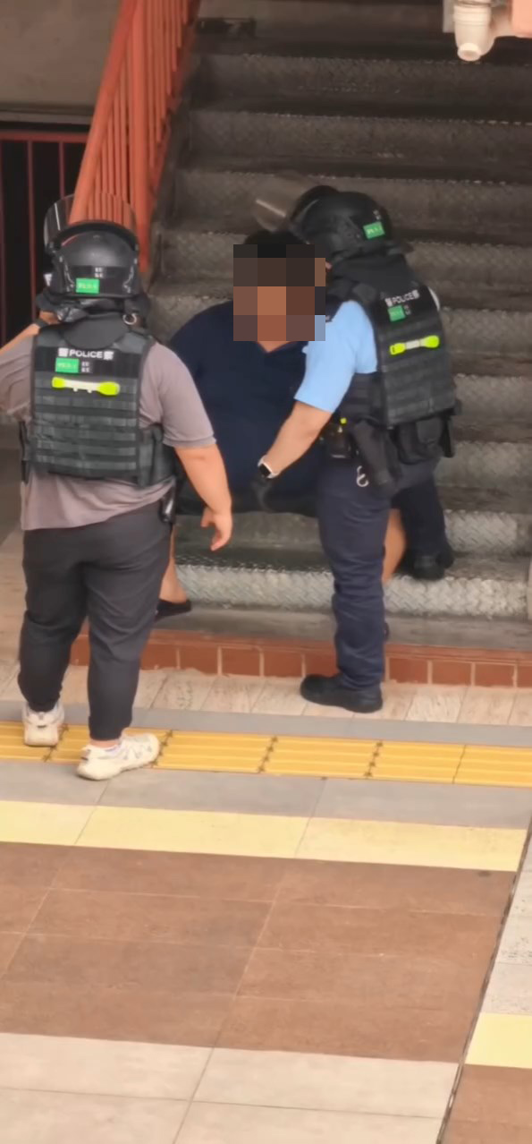 警員將男子帶到附近樓梯冷靜並了解情況。網上片段截圖 警員將男子帶到附近樓梯冷靜並了解情況。網上片段截圖