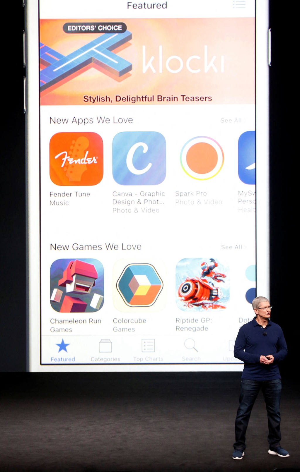 蘋果CEO庫克在記者會上介紹App Store。  美聯社資料圖