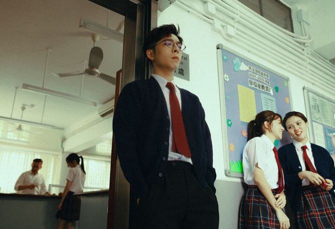 MV中化身男子漢保護女主角。