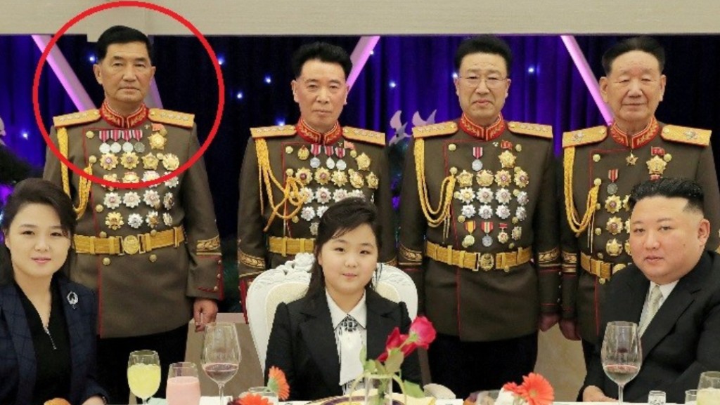 今年2月7日，北韓建軍75周年前夕的晚宴上，時任總參謀長朴秀日（紅圈）也有出席。路透社