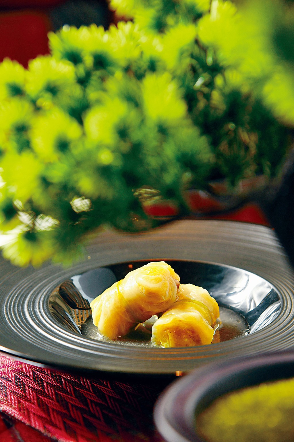 玉枕白菜，津白菜葉包着豬肉、香菇及鮮蝦肉，造型飽滿翠綠，吃起來外層清爽、內裏彈牙。