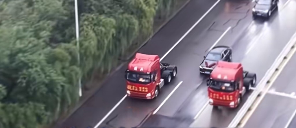 山東一婚禮動用6輛紅色解放牌大卡車組成迎親車隊。極目新聞